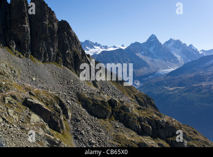 Vista su tutta la valle di Chamonix verso l'Aiguille d'Argentiere e il ghiacciaio d'Argentiere, Grand Balcon Sud in primo piano. Foto Stock