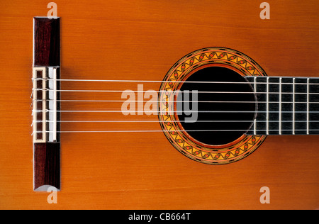 Un classico in legno e chitarra acustica con corde in nylon. Foto Stock