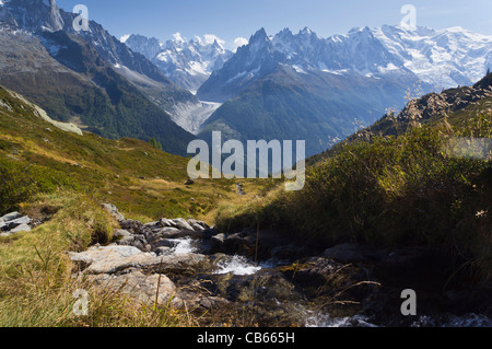 Vista su tutta la valle di Chamonix verso il massiccio del Monte Bianco Foto Stock