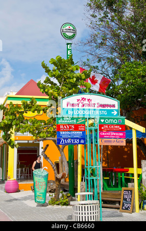 Negozi colorati e memorizzare i segni su Front Street in Philipsburg, St Maarten Foto Stock