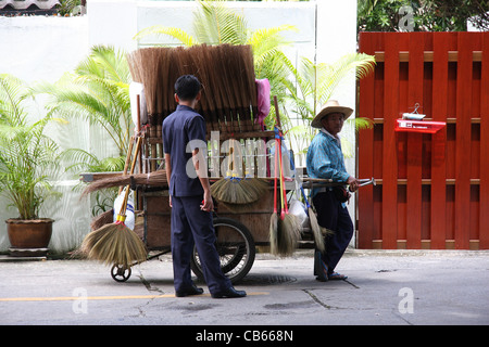 Ginestra venditore ad ingresso a Jim Thompson House Museum, Bangkok Foto Stock