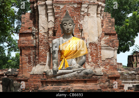 Buddha a Wat Maha That tempio reale vicino a Bangkok, distrutto dalla Birmania nel 1767 Foto Stock
