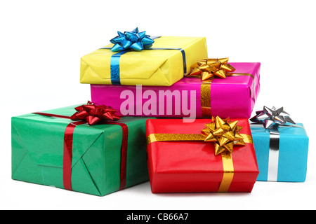 Colorate scatole regalo su sfondo bianco Foto Stock