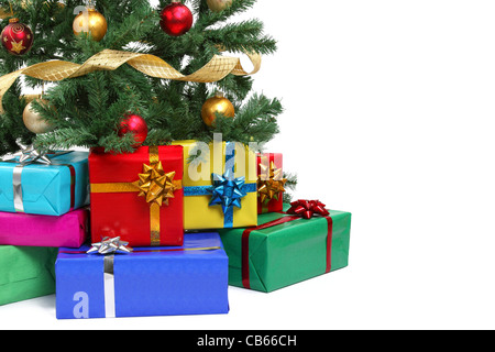 Primo piano di albero di Natale e regali,copia di spazio per il tuo testo. Foto Stock