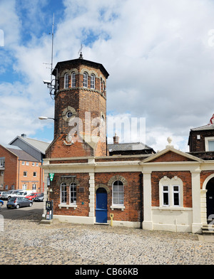 Il pilota dell'Ufficio e la torre alla fine della strada di traghetto nel porto antico città di Kings Lynn, Norfolk, Inghilterra Foto Stock