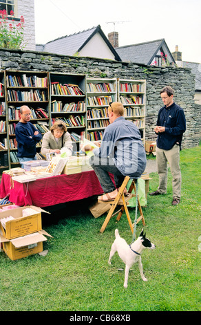 Libri di seconda mano per la vendita nel cortile del castello, villaggio di Hay-on-Wye, Powys, Wales, Regno Unito, famoso per letteraria annuale Festival di fieno Foto Stock