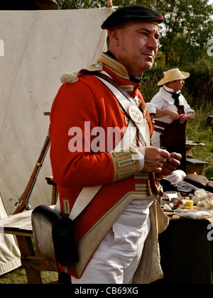 Un re enactor vestito come un 44th East Essex soldato del reggimento si prende una pausa accanto all'esercito chirurgo. Foto Stock