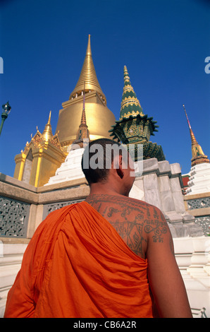 Thailandia, Bangkok, Wat Phra Kaew, il Grand Palace, i monaci Foto Stock