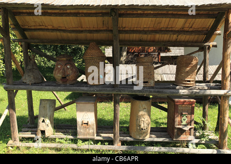 Il vecchio skeps e alveari in legno visualizzati al museo a cielo aperto del villaggio slovacco in Martin, Slovacchia. Foto Stock