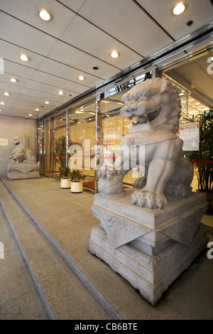 Custode cinese i Lions al ingresso del ramo di ala banca del polmone per il distretto centrale, isola di Hong kong, RAS di Hong Kong, Cina Foto Stock