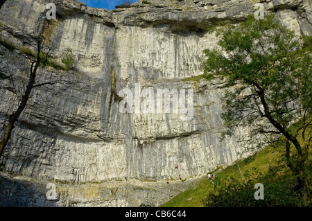 Persone turisti visitatori arrampicata su roccia Malham Cove Malhamdale Yorkshire Dales North Yorkshire Inghilterra Regno Unito GB Gran Bretagna Foto Stock