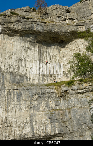 People rock climbing on Malham Cove Malhamdale Yorkshire Dales National Park North Yorkshire Inghilterra Regno Unito GB Gran Bretagna Foto Stock