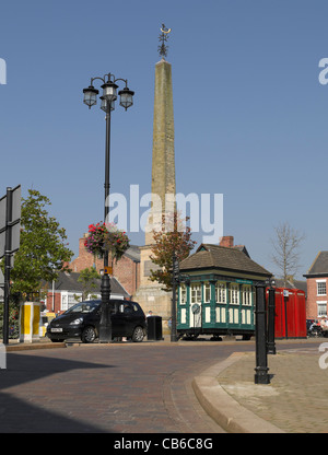 L'Obelisco e Edwardian cabmens shelter Ripon North Yorkshire England Regno Unito Regno Unito GB Gran Bretagna Foto Stock