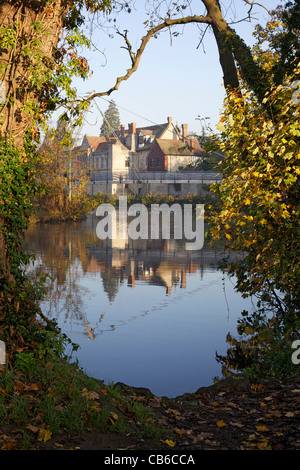 Riflessioni in Medway e palazzo arcivescovile 2 Foto Stock