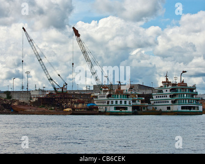 Grande Fiume imbarcazioni navi sulle rive del Rio delle Amazzoni a Iquitos Perù Loreto Foto Stock