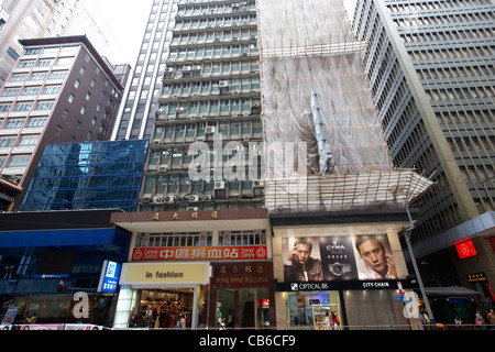 Miscelate nuova e vecchia architettura un edificio con bambù impalcature in downtown central district, isola di Hong kong, RAS di Hong Kong, Cina Foto Stock