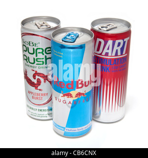 Le lattine di bevande energetiche isolate su un bianco di sfondo per studio. Foto Stock