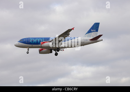 BMI British Midland Airbus A319-131 G-BDCH sull approccio per Heathrow : cielo molto nuvoloso Foto Stock