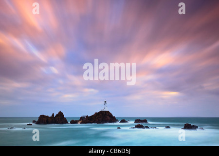 Tramonto a La Corbiere Lighthouse, Jersey, Isole del Canale Foto Stock