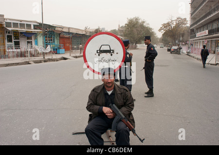 I membri della polizia nazionale afgana (ANP) custodisce una strada a Kabul, Afghanistan, ottobre 2004. Foto Stock