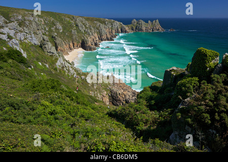 Surf e mare turchese a Pednvounder spiaggia in estate il sole, Treen Cliff, vicino Porthcurno, Lands End Penisola, Cornwall Foto Stock