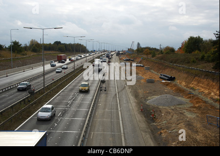 M25 Autostrada vicino allargamento Uppminster, Essex, Inghilterra sud-orientale Foto Stock