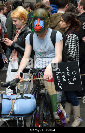 Protester con una scimmia maschera durante il rally contro il G20 di Londra - Marzo 2009 Foto Stock