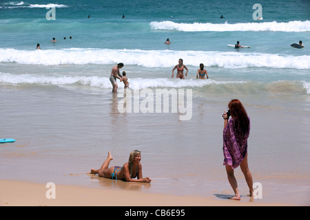 I turisti nuoto a Kata Beach, sull'Isola di Phuket, Tailandia Foto Stock