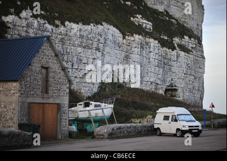 La Normandia, Saint Valery en Caux town, camper sul mare e le rocce che cadono cartello stradale, all'alba Foto Stock