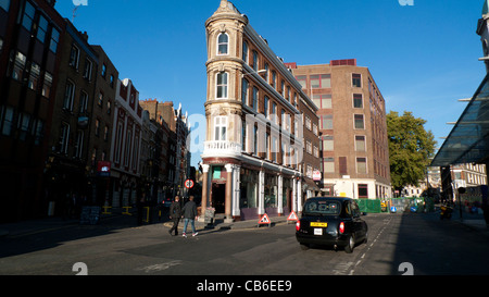 Un taxi nero torna indietro guidando lungo Charterhouse Street oltre il mercato di Smithfield a Londra Inghilterra Gran Bretagna KATHY DEWITT Foto Stock