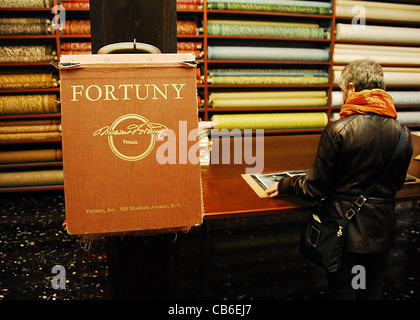 Lo showroom di produttore di tessili Fortuny con tessuti e campionari su Guidecca island a Venezia, Italia Foto Stock