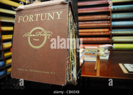 Lo showroom di produttore di tessili Fortuny con tessuti e campionari su Guidecca island a Venezia, Italia Foto Stock