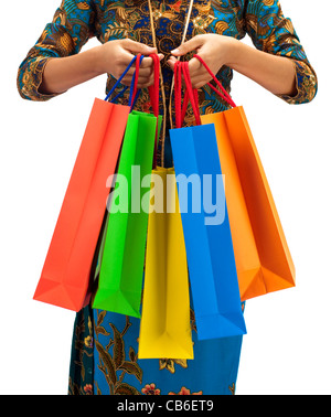 La donna nella tradizione Kebaya holding colorato shopping bag. Foto Stock