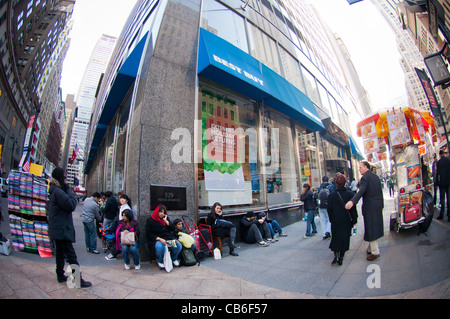 Gli amanti dello shopping on line al di fuori di Best Buy sulla Fifth Avenue a New York Foto Stock