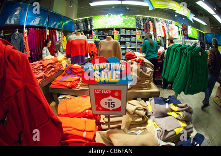 Gli amanti dello shopping a Old Navy in Herald Square Shopping District di New York in cerca di occasioni sulla Giornata del Ringraziamento Foto Stock