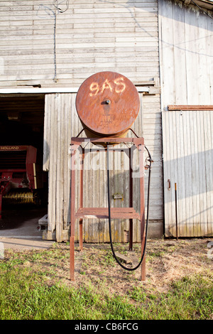 Vecchia Pompa del gas nella parte anteriore del granaio. Iowa. La Midwest. Il gas. La benzina. L'inflazione. Foto Stock