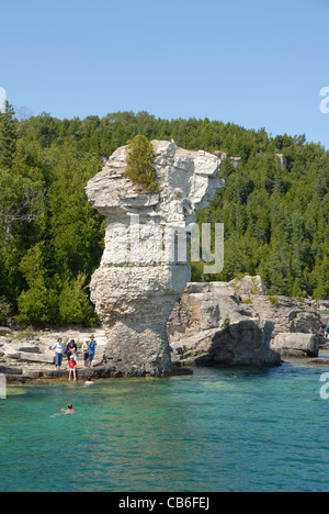 Pilastri roccioso del vaso isola in Fathom cinque National Marine Park vicino a Tobermory sulla penisola di Bruce, Georgian Bay, Ontario, Canada Foto Stock