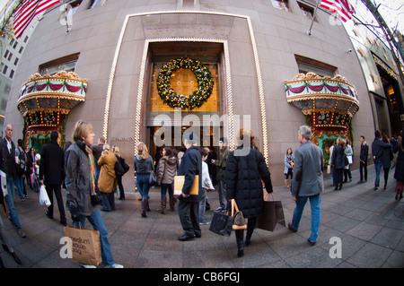 Le finestre di Tiffany e Co. flagship store sulla Quinta Avenue nel centro di Manhattan Foto Stock