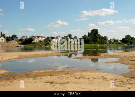 Guardando attraverso dall'Île de Béhuard attraverso i banchi di sabbia della Loira per le sue banche al sud una bassa marea, Maine-et-Loire Foto Stock