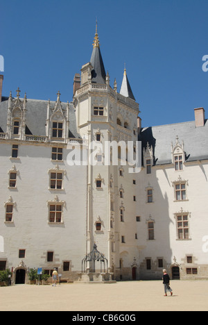 Cortile interno del castello dei duchi di Bretagna nella vecchia città di Nantes, Loire Atlantque, Francia Foto Stock