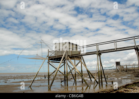 La pesca di capanne su palafitte alla Baie de Bourgneuf in Loire-Atlantique, Pays de la Loire, Francia Foto Stock