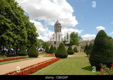 Chiesa abbaziale un giardini dell'Abbaye de St-Florent-le-Vieil nel patrimonio mondiale UNESCO della Valle della Loira Foto Stock