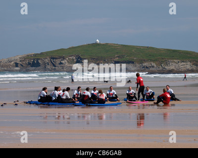 Scuola di surf a Fistral Beach, Newquay, Cornwall, Regno Unito Foto Stock