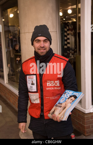 Grande problema venditore, Rams passeggiata shopping centre, Petersfield, Hampshire, Regno Unito. Foto Stock