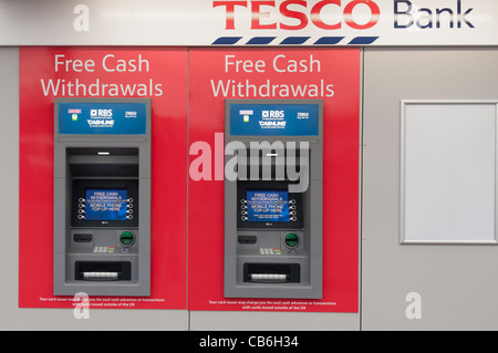 Le macchine di contanti al di fuori di un negozio Tesco Foto Stock