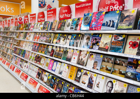 Libri in vendita su scaffali in un supermercato Tesco Foto Stock