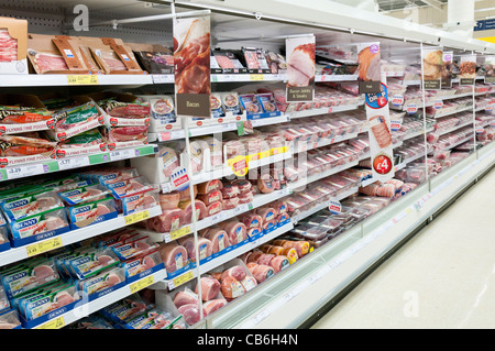 Carni refrigerate scaffali di un negozio Tesco Foto Stock