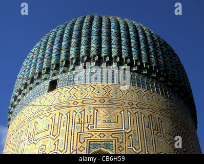 Cupola a coste sul mausoleo Gūr-i Amīr o Guri Amir del conquistatore Turco-Mongol Timur a Samarcanda, Uzbekistan Foto Stock