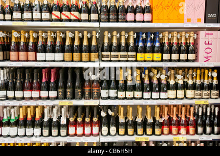 Champagne su scaffali in off-dipartimento di licenza di un negozio Tesco compresi Moet and Chandon, Lanson, Mumm, Chignot, Carpentier, Heidesck, Hardy's. Foto Stock
