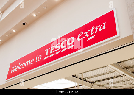 Segno che accoglie i clienti a Tesco Extra Foto Stock